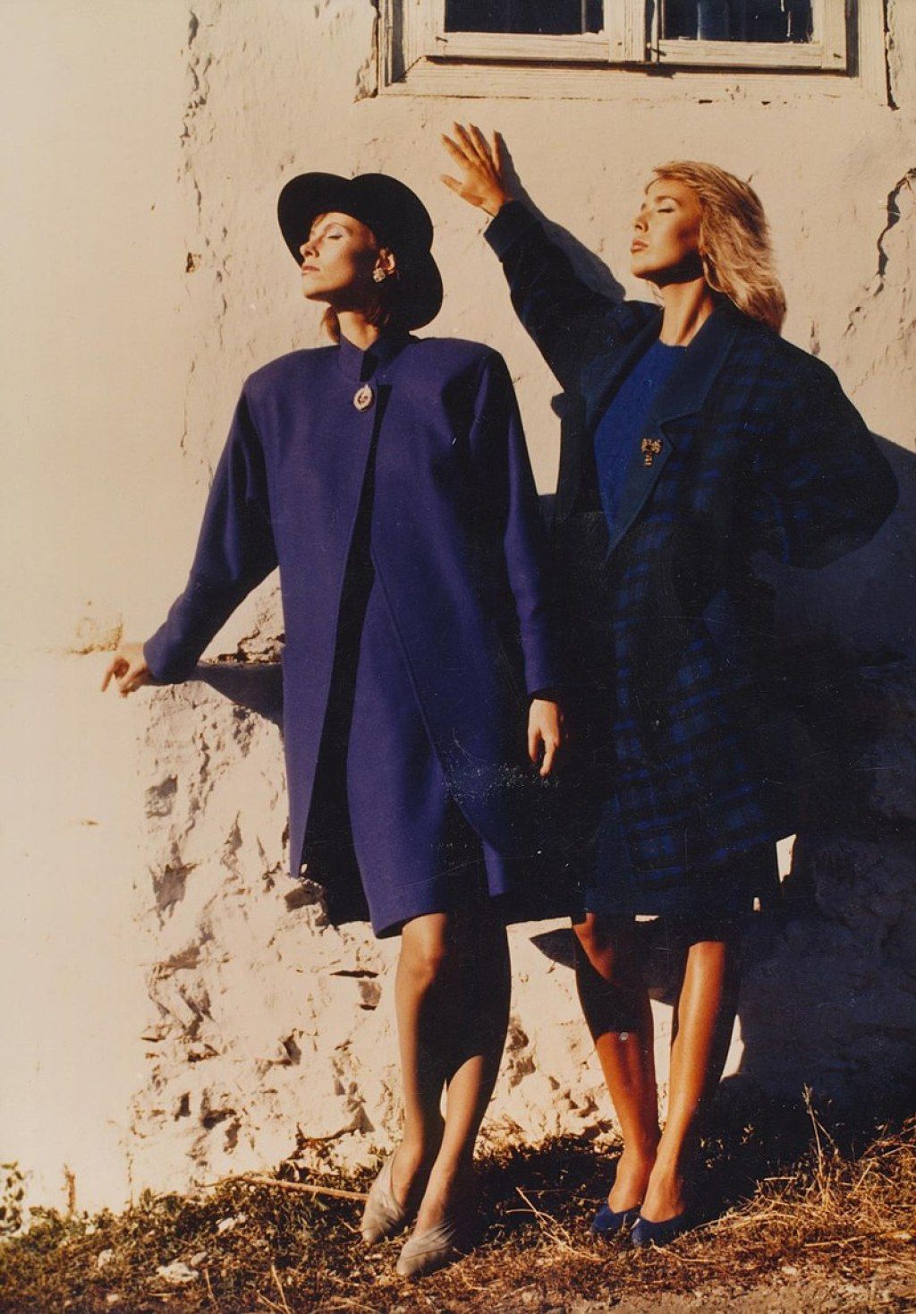 Prvi maj modelos pirot con chaquetas estructuradas con hombreras acolchadas, moda de los años 80