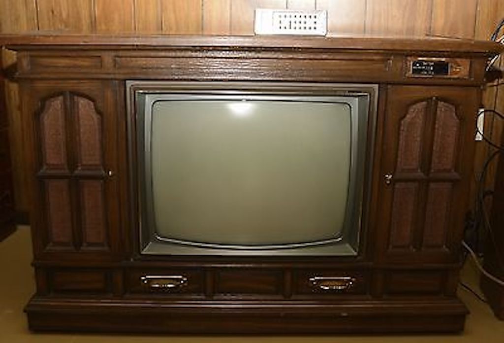 خزانة تلفزيون خشبية أسوأ اتجاهات التصميم الداخلي