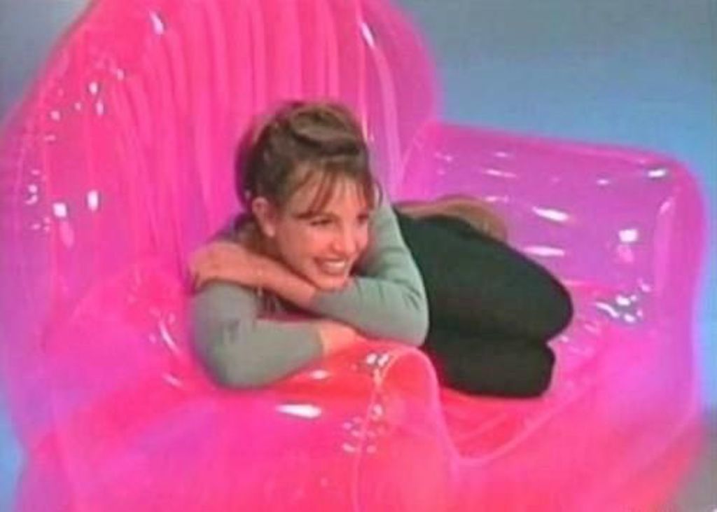 Britney Spears sobre las peores tendencias de diseño de interiores de la silla inflable