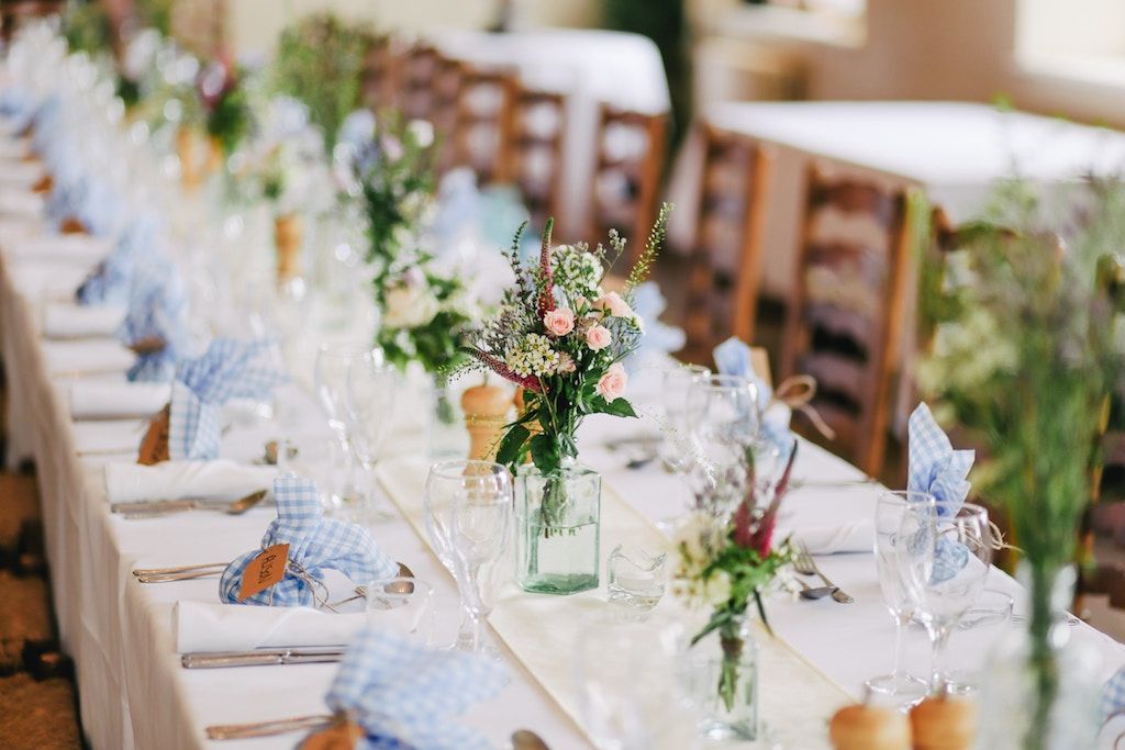 زهور الزفاف على طاولة