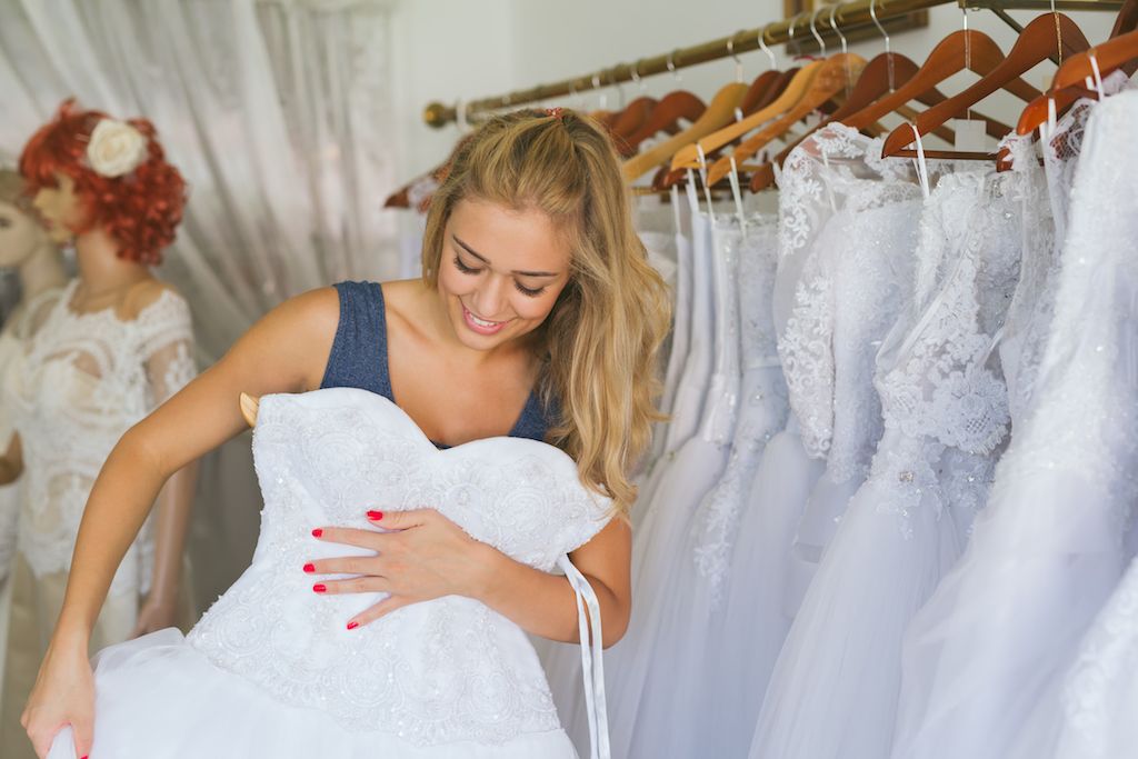 sieviete iegādājas kāzu kleitu, kāzu plānotāja noslēpumus