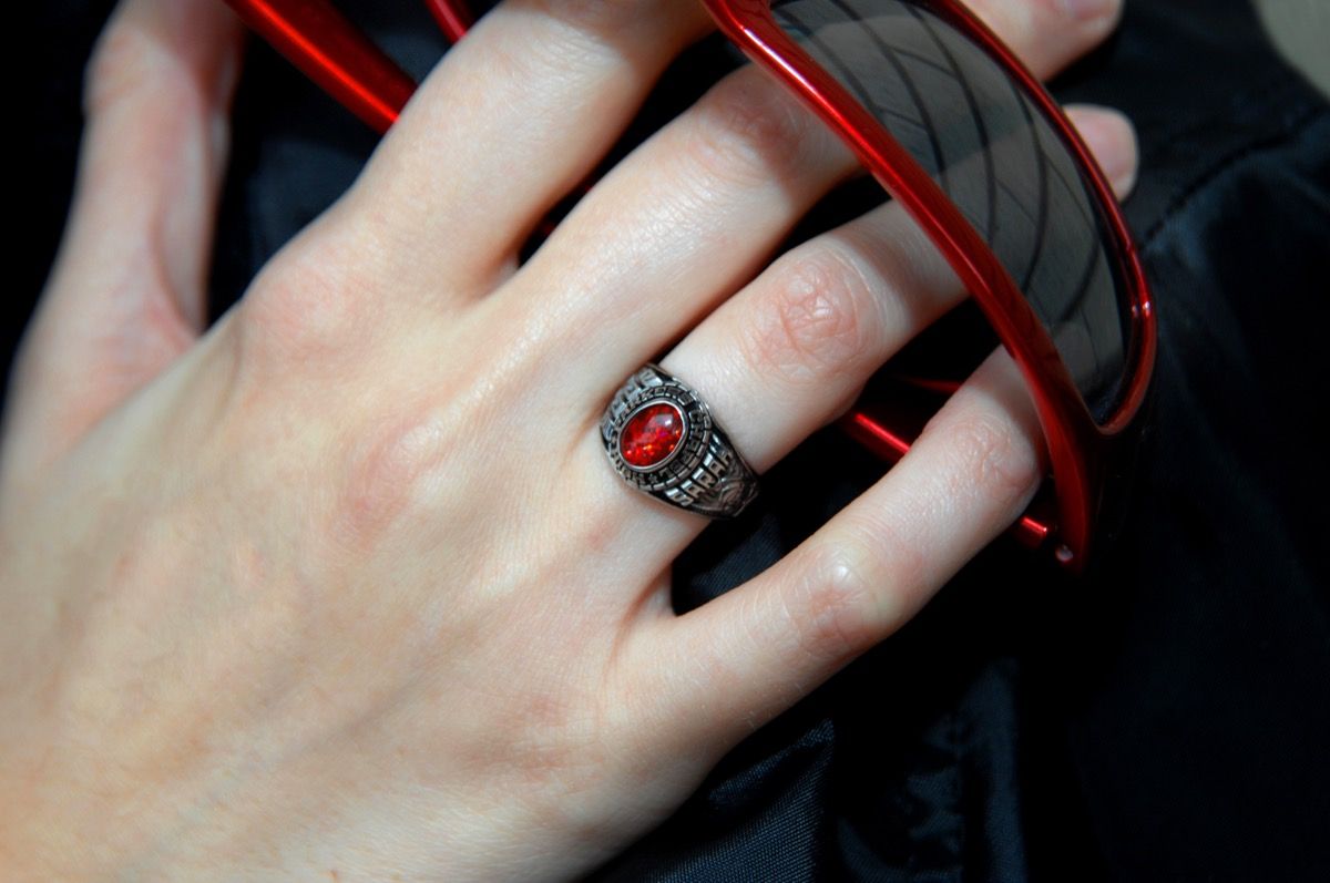 Moteris, dėvinti rubino klasės žiedą