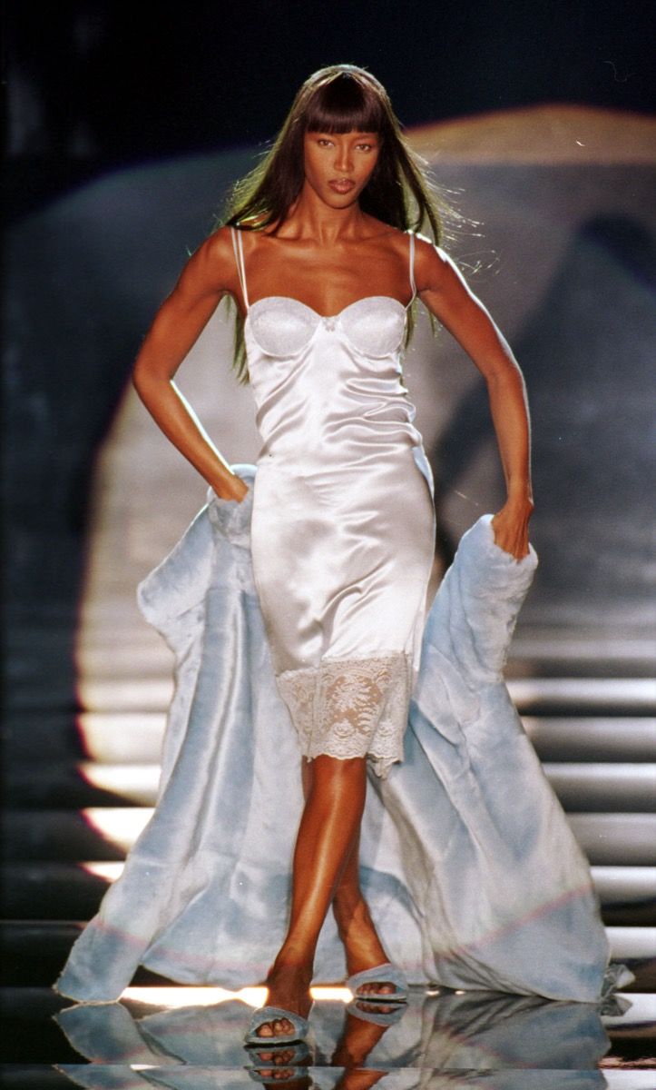 модели на naomi Campbell в бяла рокля с приплъзване, пример за a