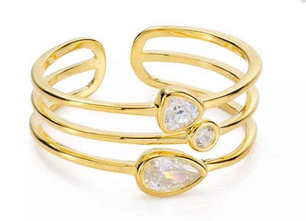 zlatý trojitý prsteň s bielymi kamienkami