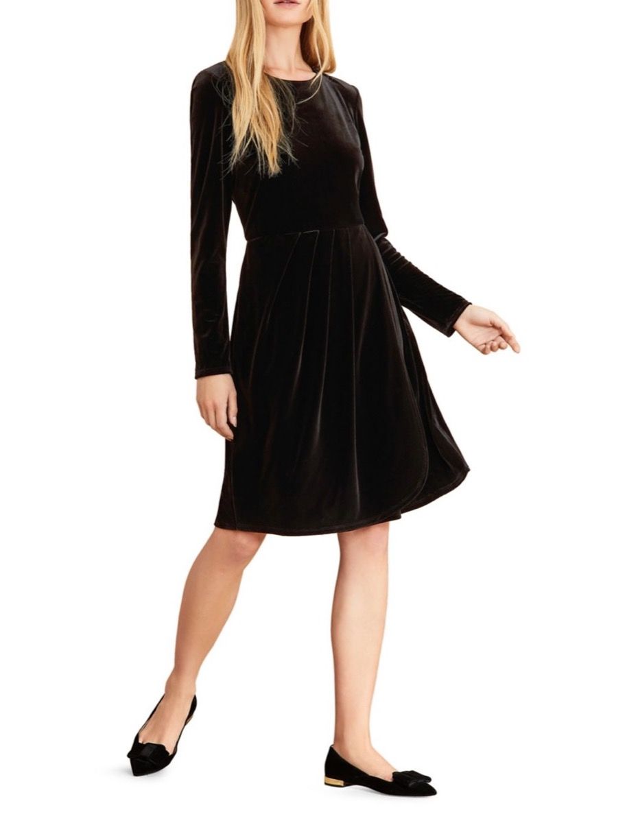 sieviete valkā melnas garās piedurknes kleitu, rudens kleitas