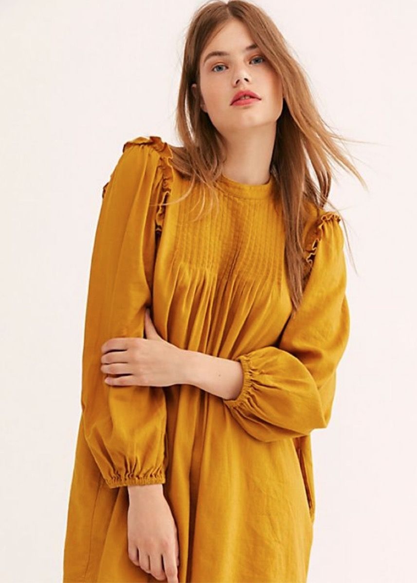 moteris dėvi geltoną raukšlėtą mini suknelę, rudens sukneles