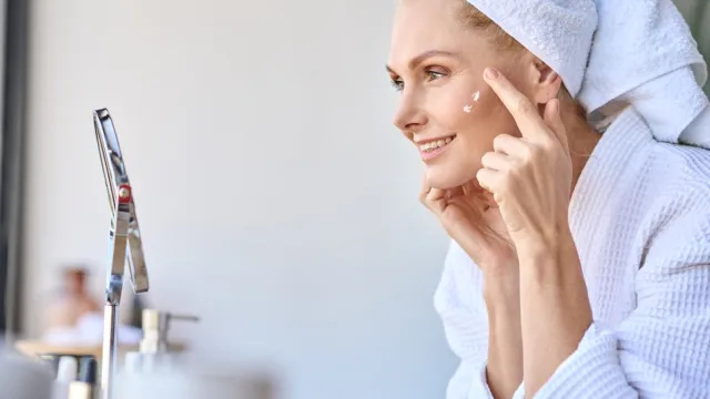 8 Skincare Ingredients na Tumutulong na Itago ang Iyong Mga Wrinkle, Sabi ng Mga Eksperto