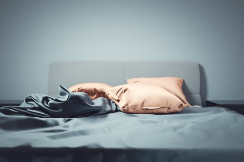   Неубранная кровать с мягким чистым атласным бельем и подушками. Романтический вечерний свет. 3D иллюстрация