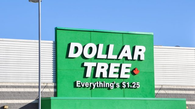 Make-upexpert deelt de betaalbare Dollar Tree-producten die ze ‘steeds opnieuw’ koopt