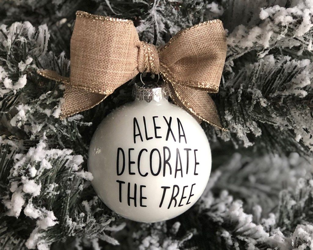 alexa puošia medžio ornamentą