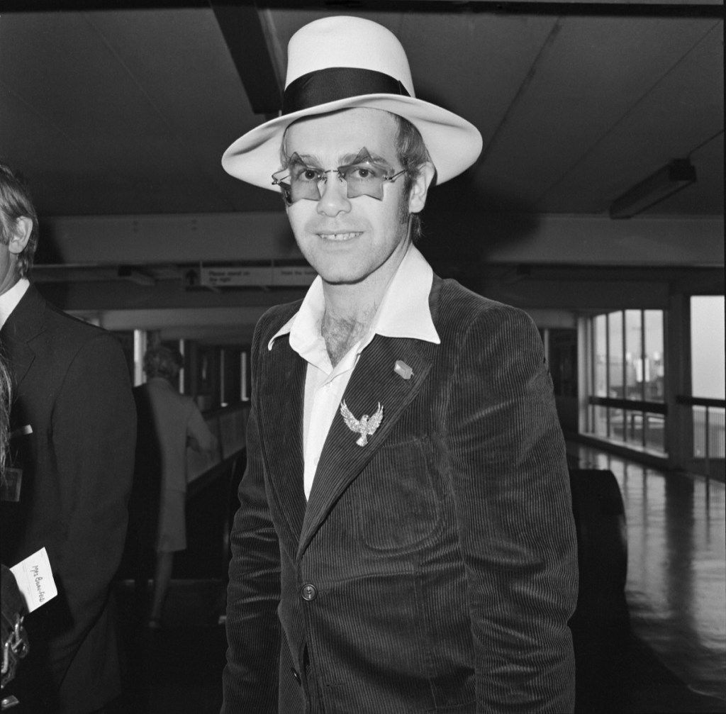 Elton John sale del aeropuerto de Heathrow. Se va a Los Ángeles para la fiesta de Elton John