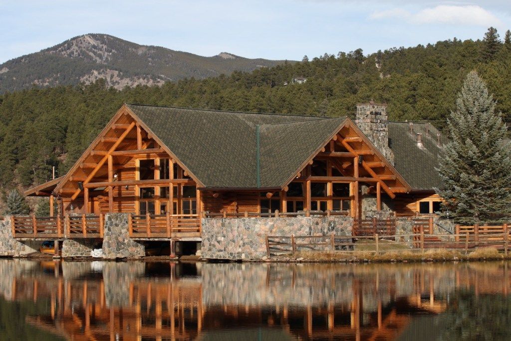 Estilos de casas más populares de la cabaña de troncos de Colorado