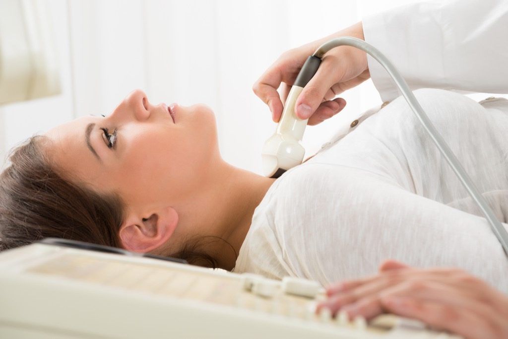 žena štitnjača koja dobiva ultrazvuk vrata stanjivanje kose