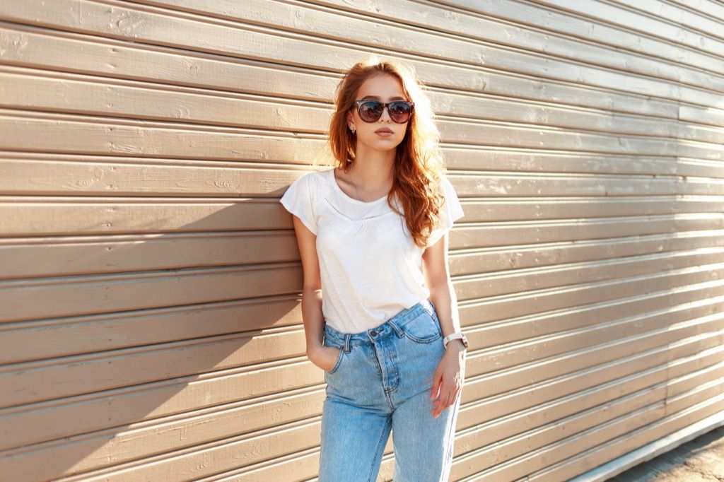 جینز کے ساتھ ایسی لڑکی جو لباس کی ایسی اشیاء ہے جس نے ثقافت کو تبدیل کیا
