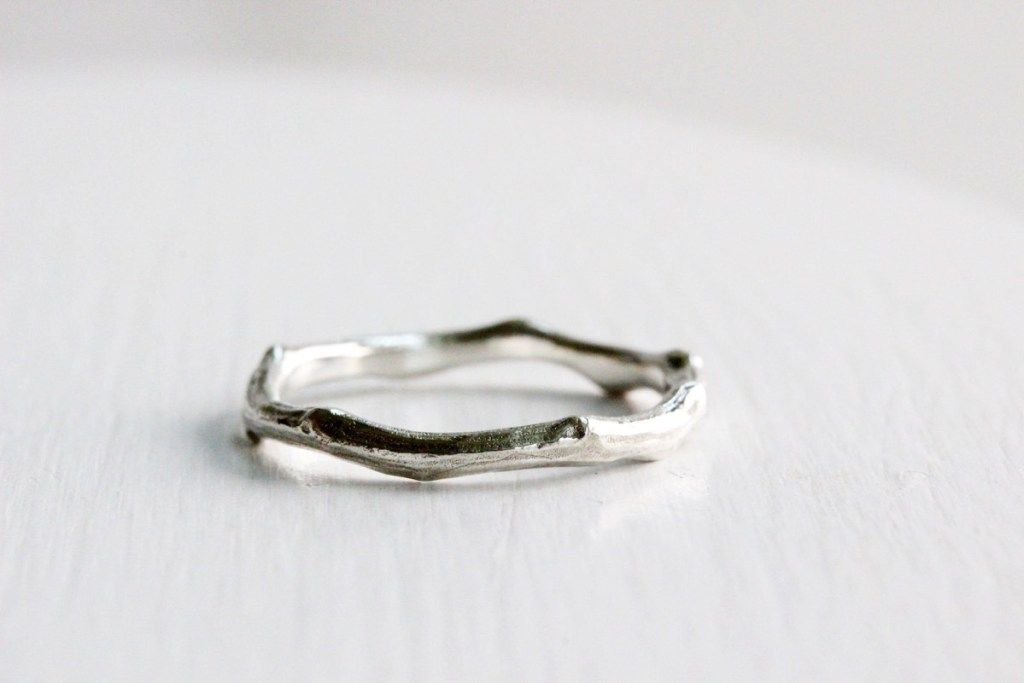 sidabrinis žiedas, kuris atrodo kaip medžio šaka, „Etsy“ papuošalai