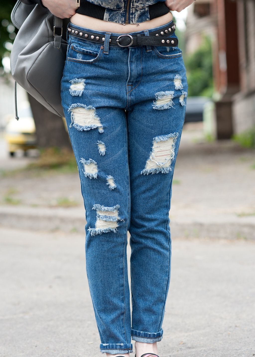 mujer con jeans rotos, cómo vestirse más de 40