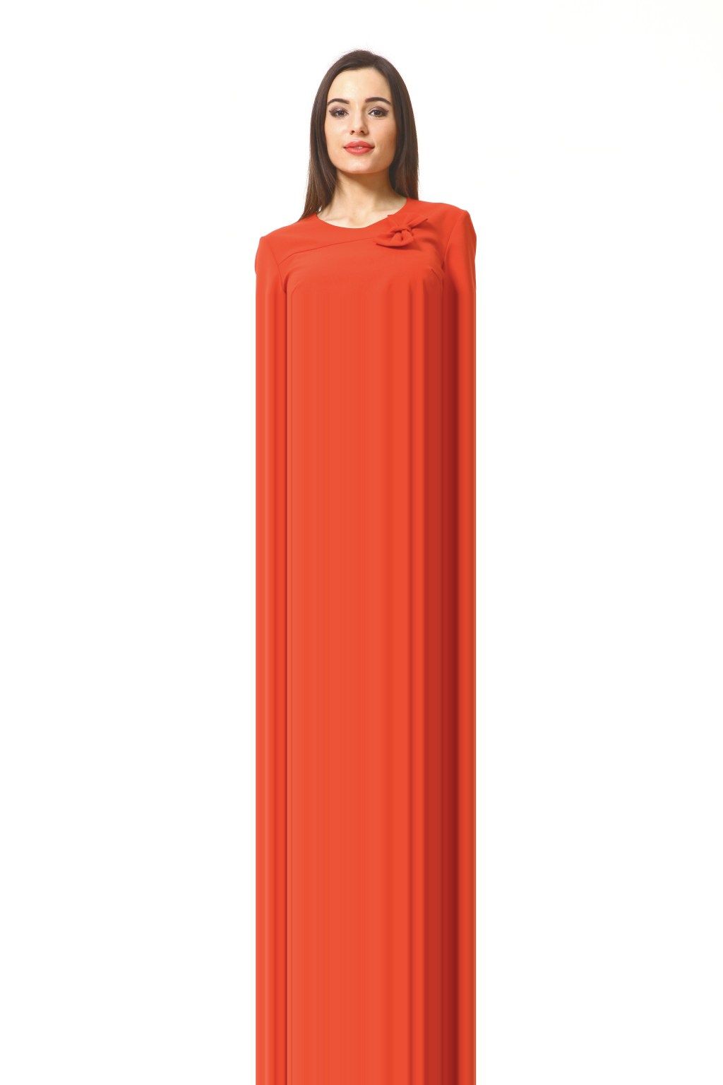 mujer vestida con una camisa roja y falda lápiz, cómo vestirse más de 40