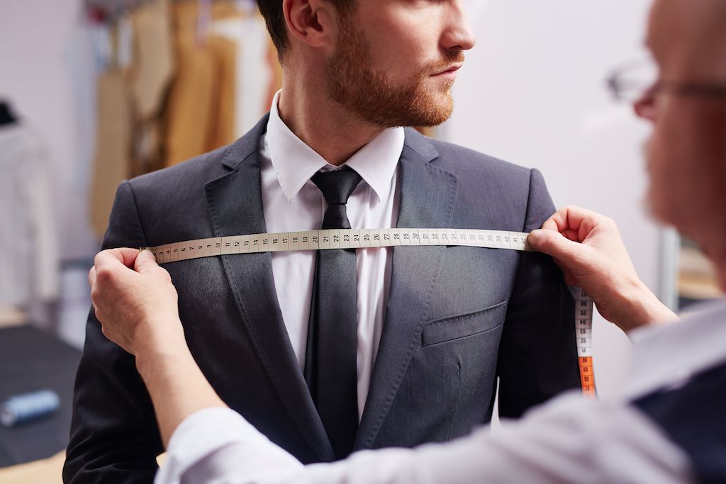 hombre midiéndose en una tienda, cómo vestirse más de 40
