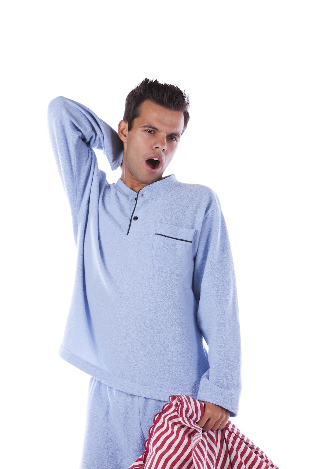 hombre jurando conjunto de pijama azul, cómo vestirse más de 40