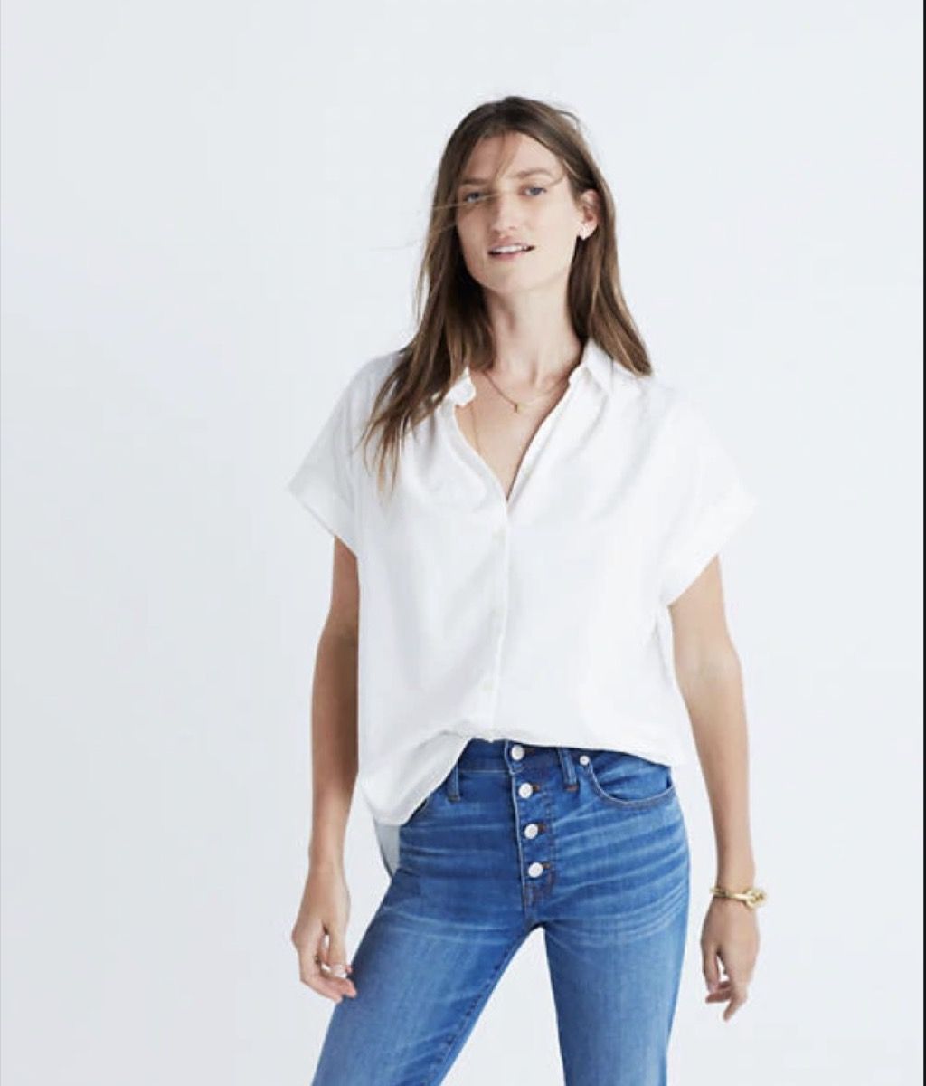 người phụ nữ mặc áo trắng và quần jean