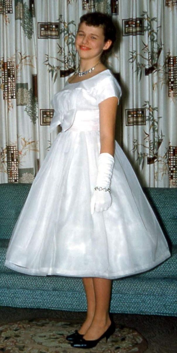 Tyttö menossa Prom-tapahtumaan 1950-luvulla