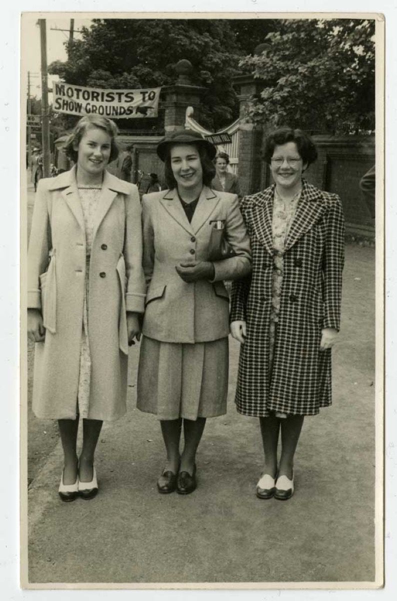 Mujeres con zapatos planos en la década de 1940
