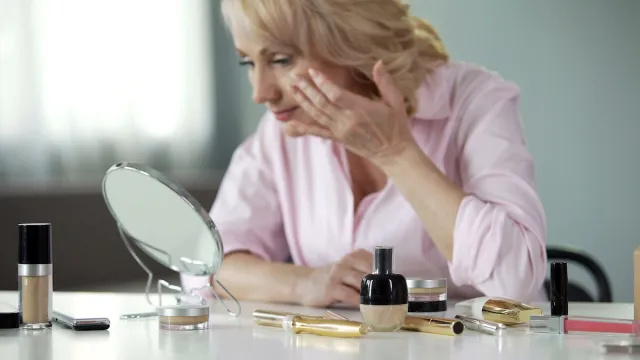 8 způsobů, jak váš make-up způsobuje, že vypadáte starší, varují odborníci na krásu