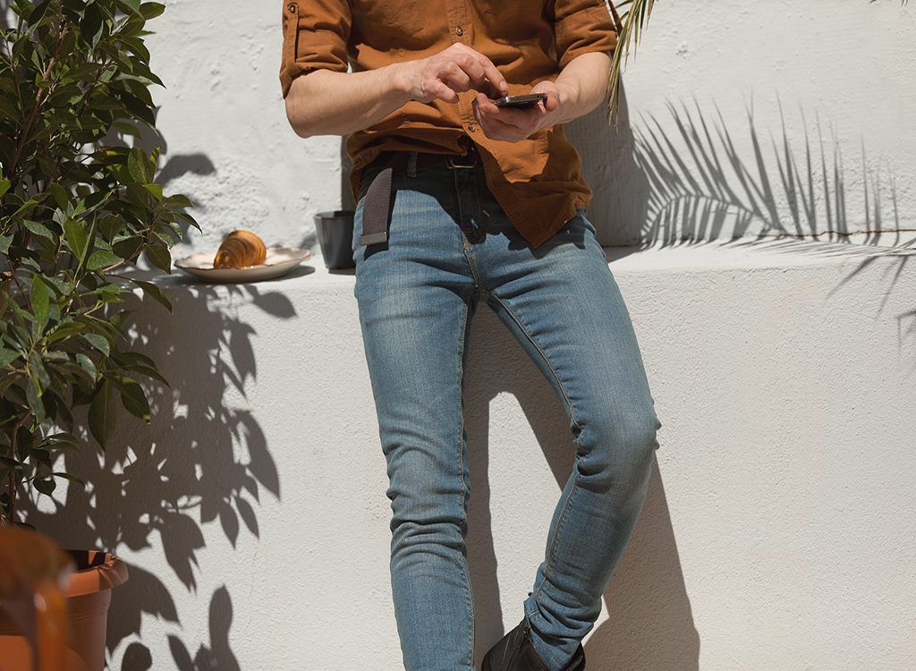 Man in skinny jeans, jaren 40, wat moet je opgeven als je 40 bent