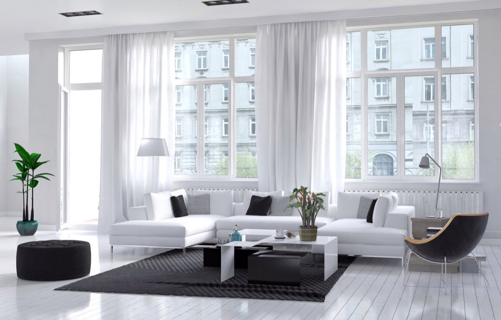 lys hvid stue med stort tæppe