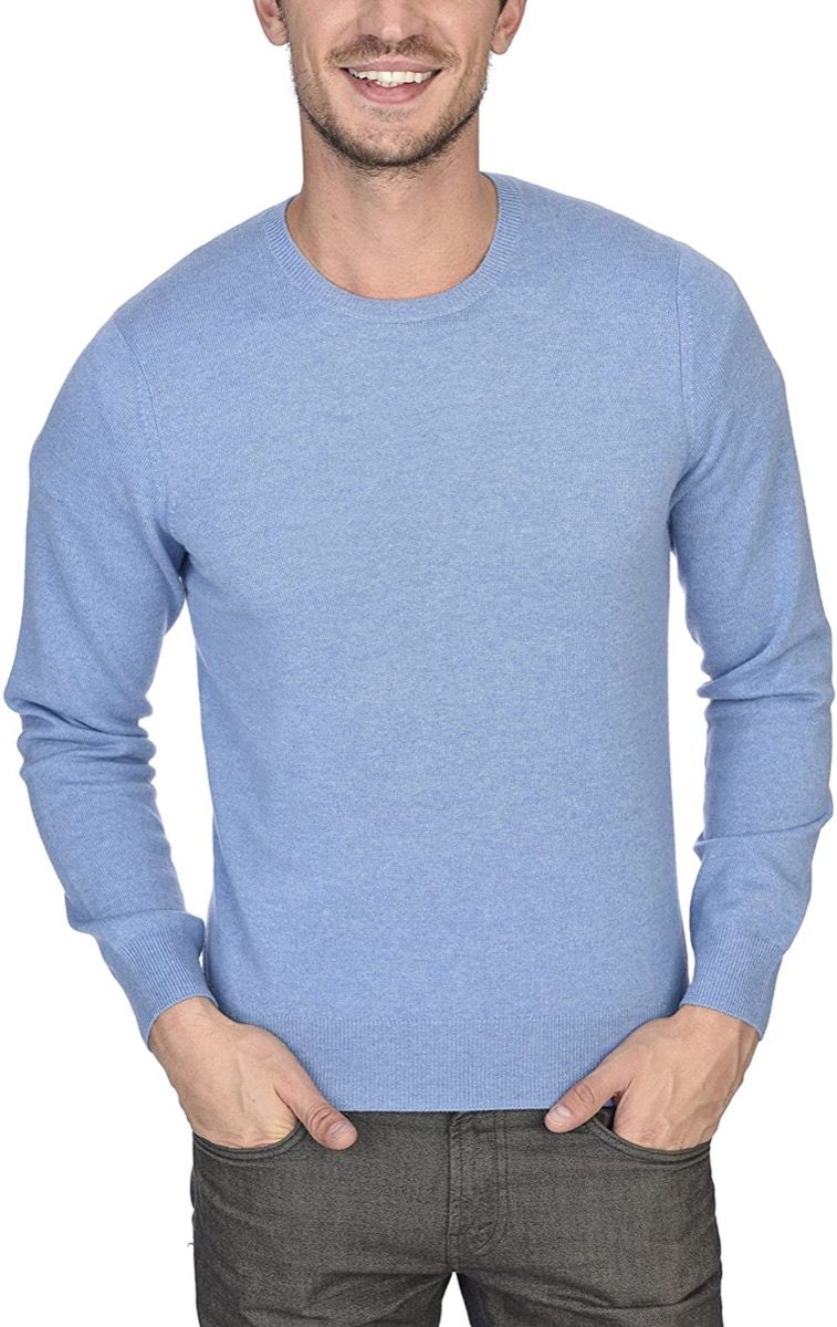 muž v modrém kašmírovém svetru