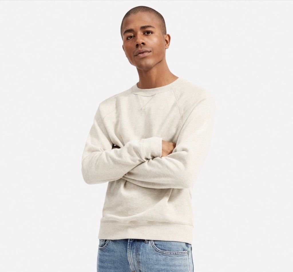 mladi črnec v puloverju v kremni barvi