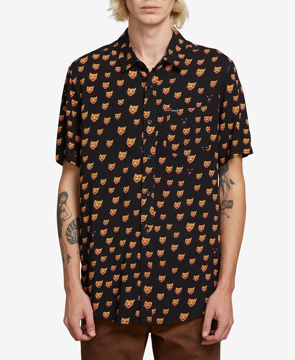 オレンジ色の猫が描かれた黒いボタンダウンシャツ、猫のギフト