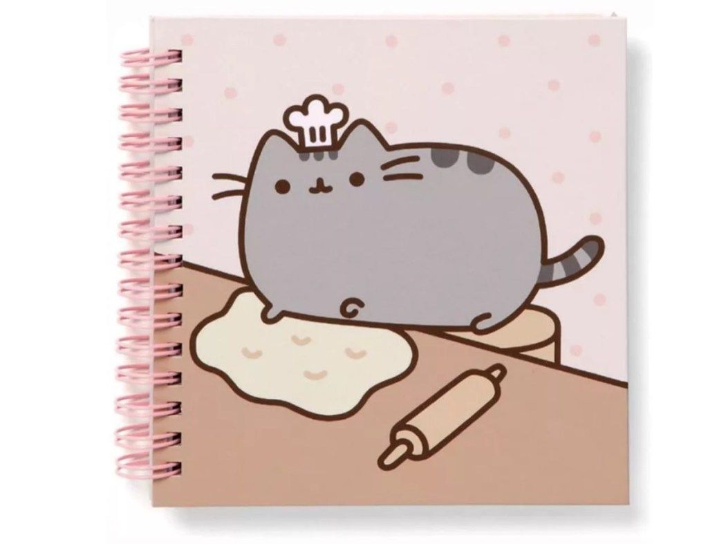 notebook dengan adonan bergulir pusheen di sampulnya, hadiah kucing