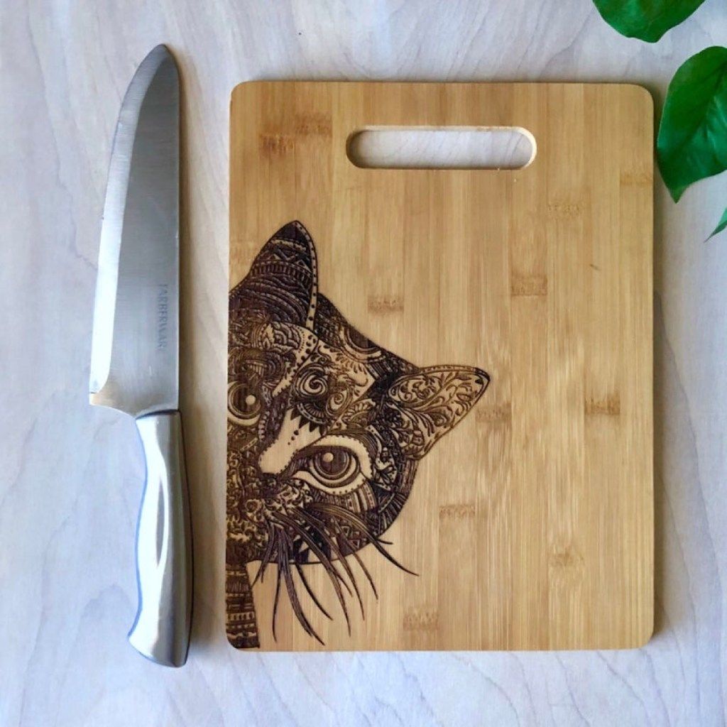 papan pemotong dengan kucing terukir di dalamnya, hadiah kucing