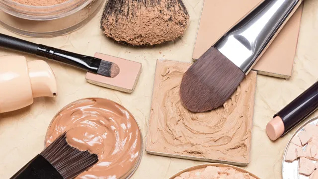 11 bästa Drugstore Foundation-alternativ, enligt makeupproffs