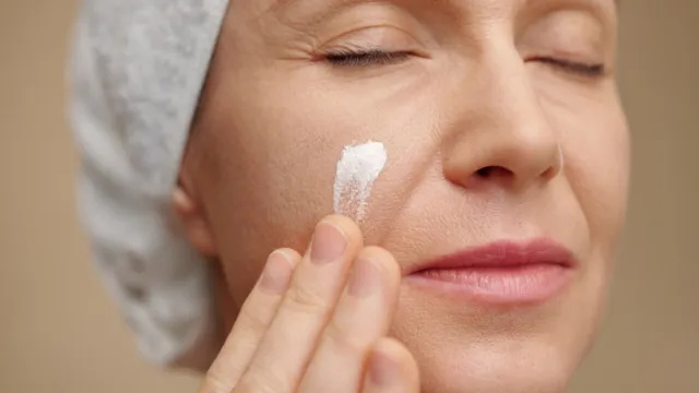 8 błędów w pielęgnacji skóry, które sprawiają, że wyglądasz starzej