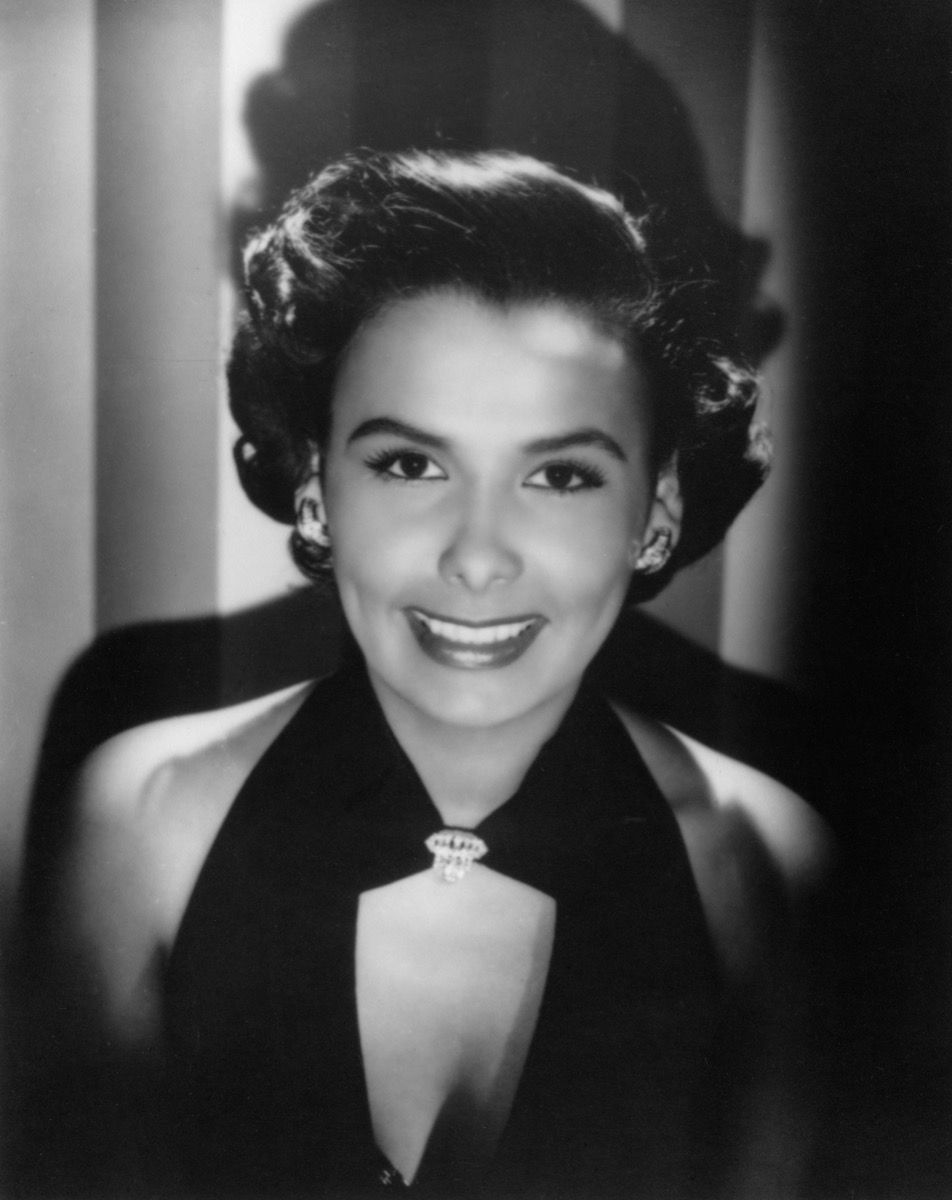 Лена Хорн, американска актриса и филмова звезда, 1945.