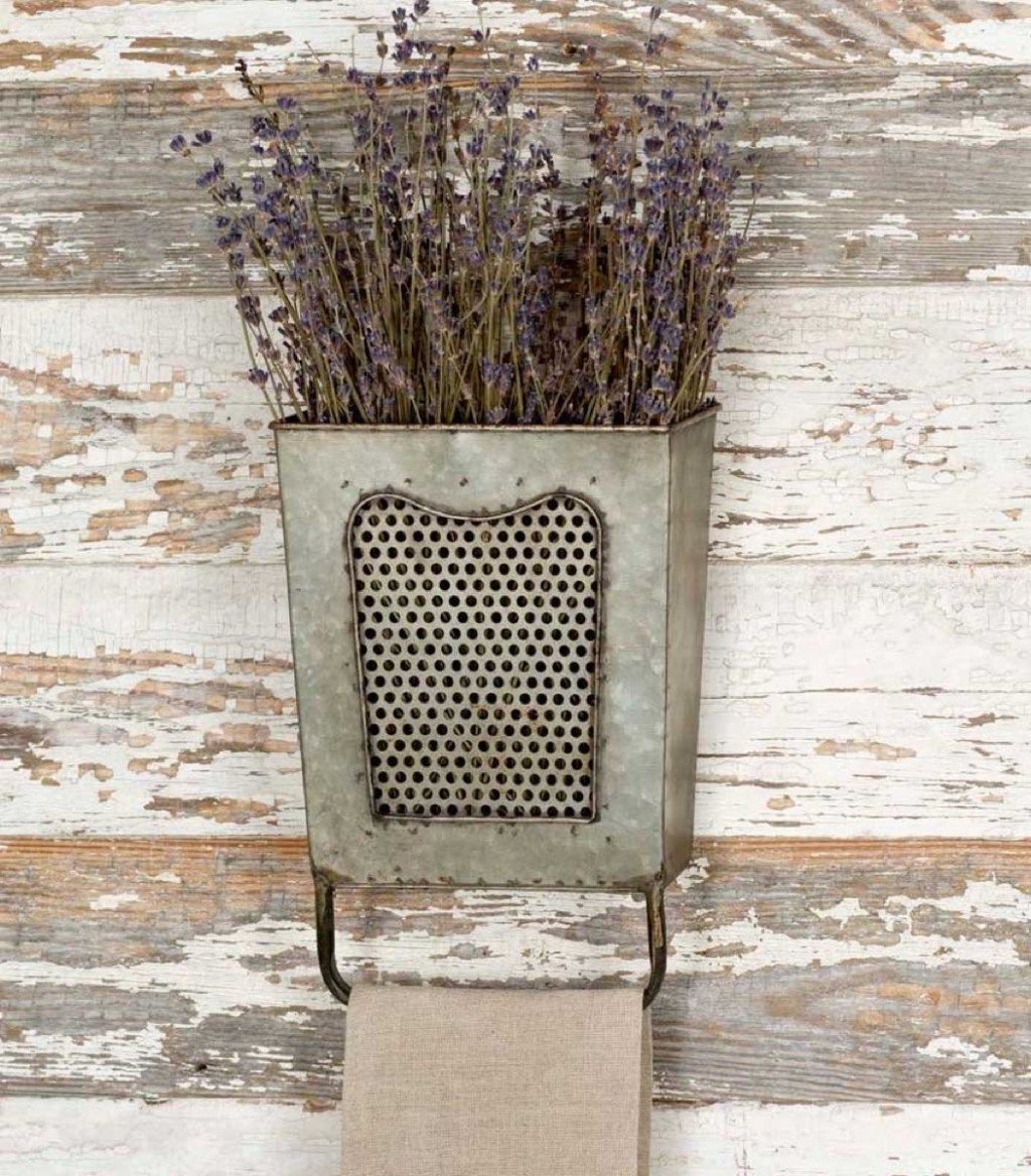 ember logam dengan bunga kering di dinding terkelupas, dekorasi rumah pertanian pedesaan