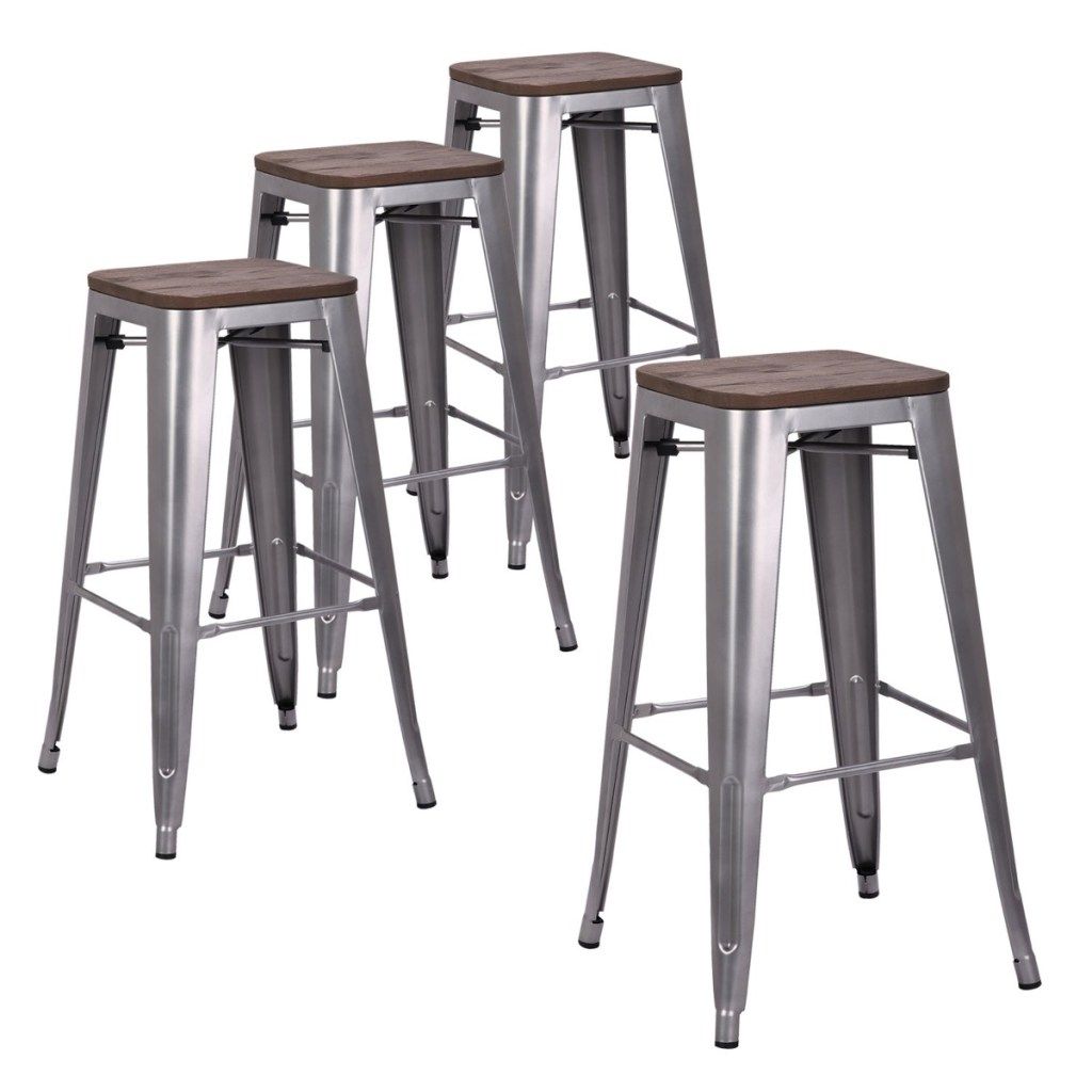 čtyři kovové barové stoličky, rustikální výzdoba statku