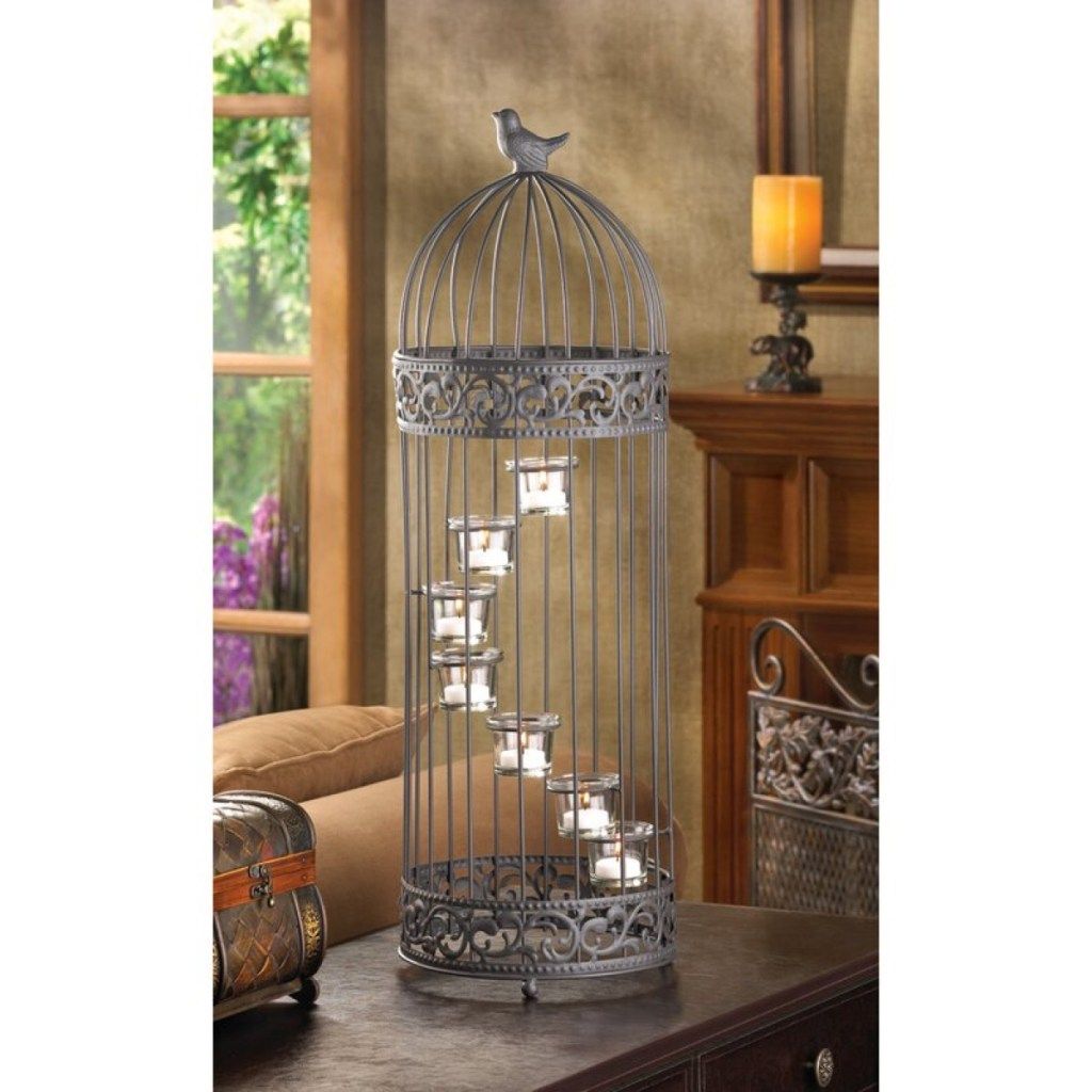 metalowa klatka dla ptaków z bajkowymi światłami, rustykalny wystrój wiejskiego domu