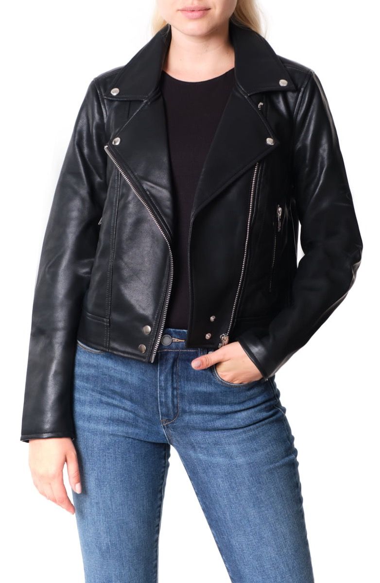 mujer blanca en chaqueta de moto de cuero negro