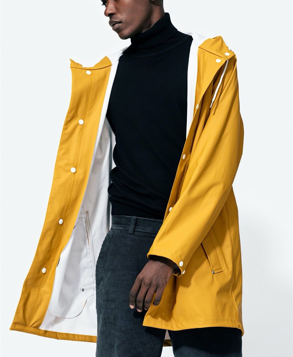 Una chaqueta de lluvia amarilla