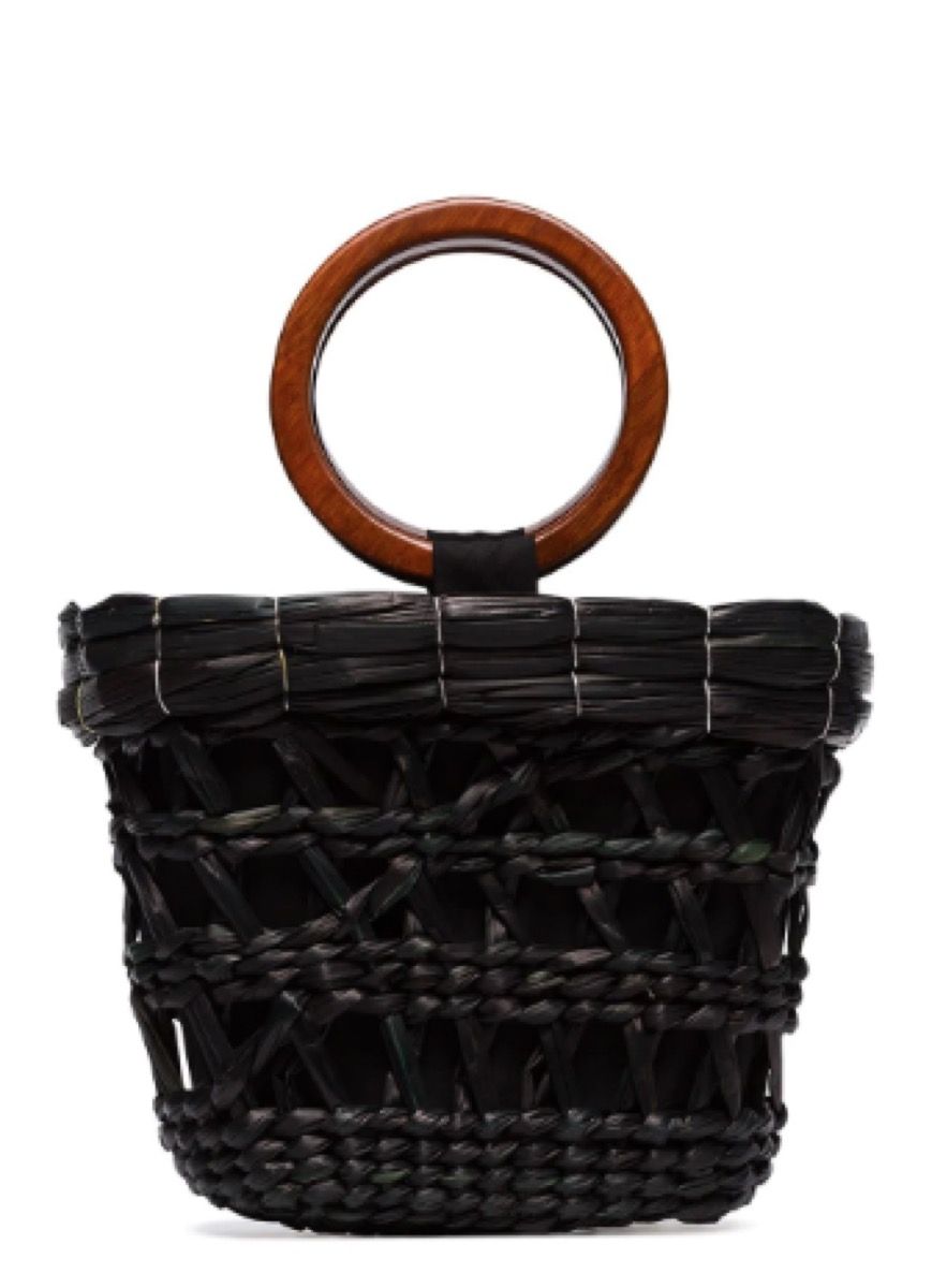 bolso tejido negro con asa de madera, lujosos bolsos de playa