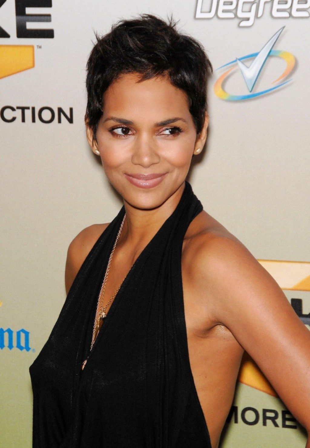 Halle Berry pixie cut mujer