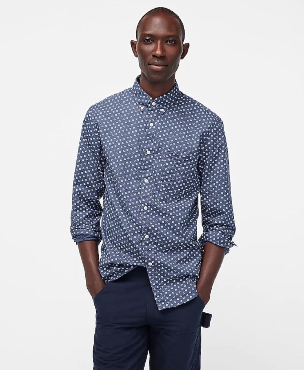 jonge zwarte man in blauw overhemd met button-down