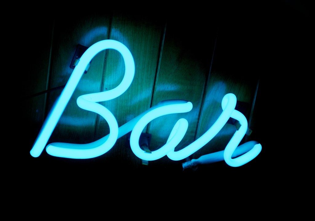 bảng hiệu quán bar neon đàn ông trên 40 tuổi về nhà