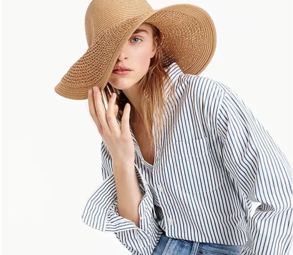 Mujer vistiendo un sombrero de paja marrón, el verano compra menos de $ 100