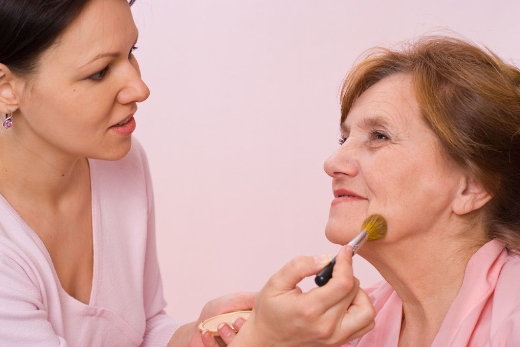 трикове за грим на лицето над 50, грим за възрастни жени