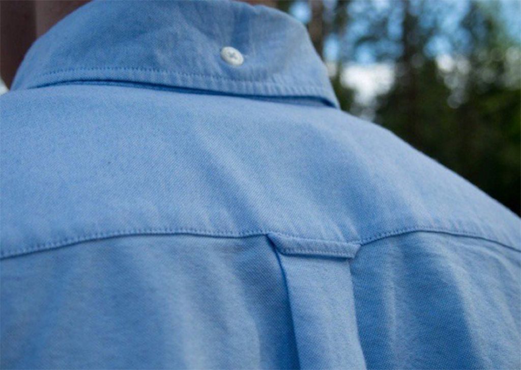 Βρόχο στο πίσω μέρος του πουκάμισου Έκπληξη χαρακτηριστικά στα ρούχα σας