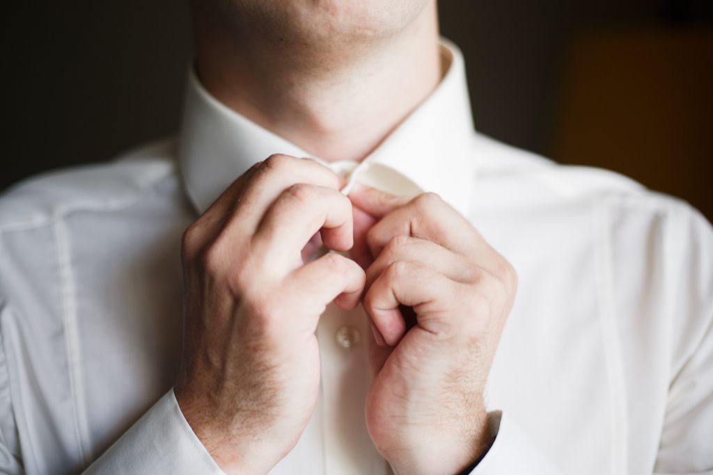 Suknelių marškinėliai „Man Buttoning“ stebina jūsų drabužių savybėmis